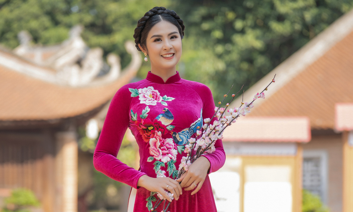 Hoa hậu Ngọc Hân trong tà áo dài vải nhung ngày Tết