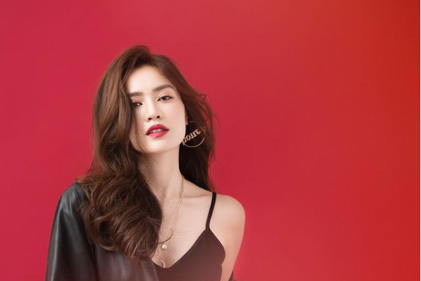 Ninh Dương Lan Ngọc vốn yêu thích kiểu trang phục áo, váy hai dây màu đen