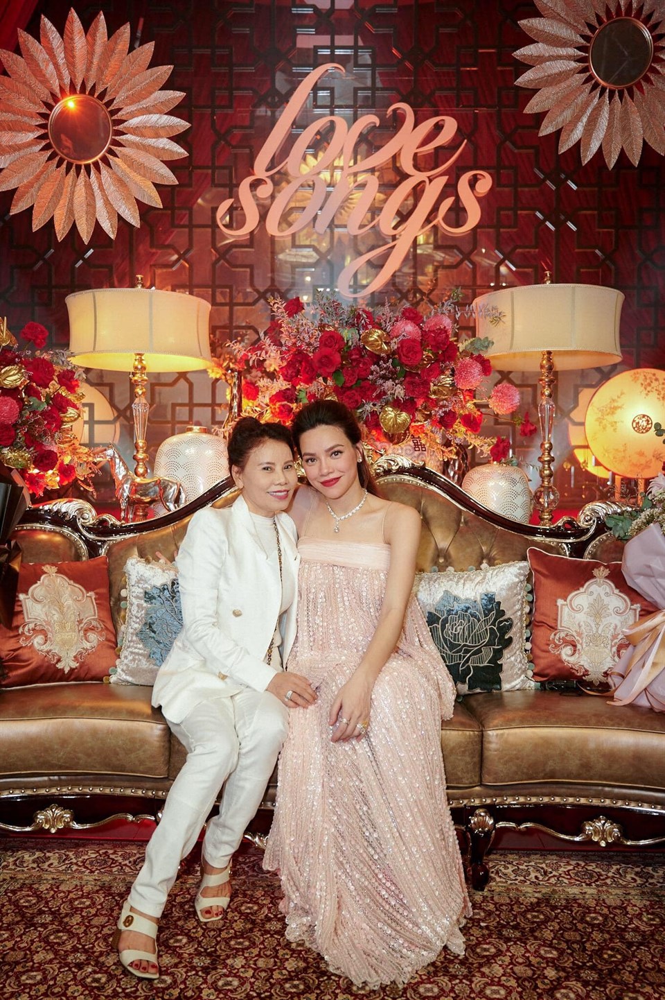 Tại liveshow ”Love song” của con gái, mẹ Hồ Ngọc Hà xuất hiện với với bộ suit trắng thanh lịch, trẻ trung và tươi cười bên cạnh nữ ca sĩ. 
