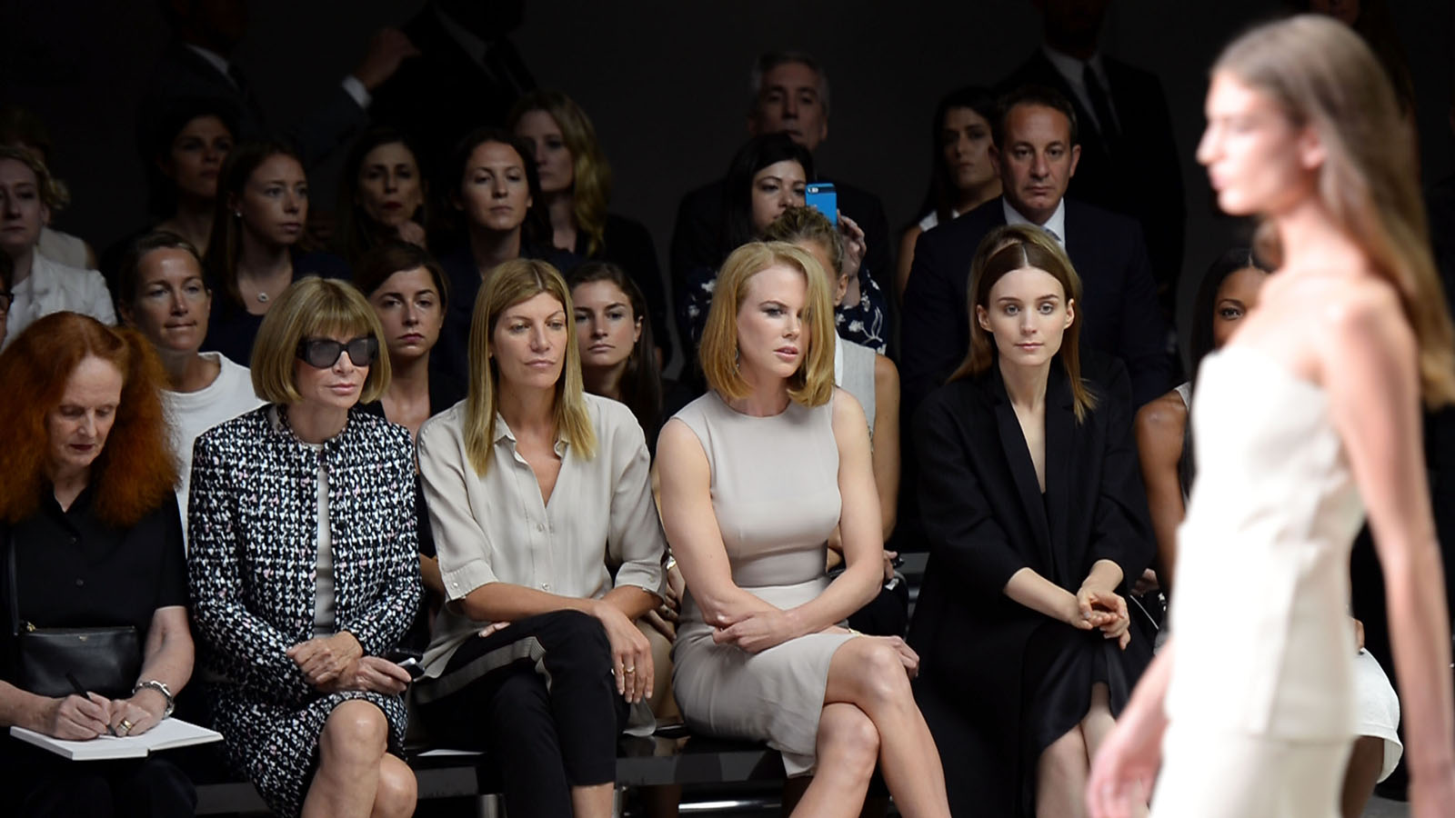 Bên cạnh Anna Wintour, ai luôn là người ngồi front row tuần lễ thời trang? 