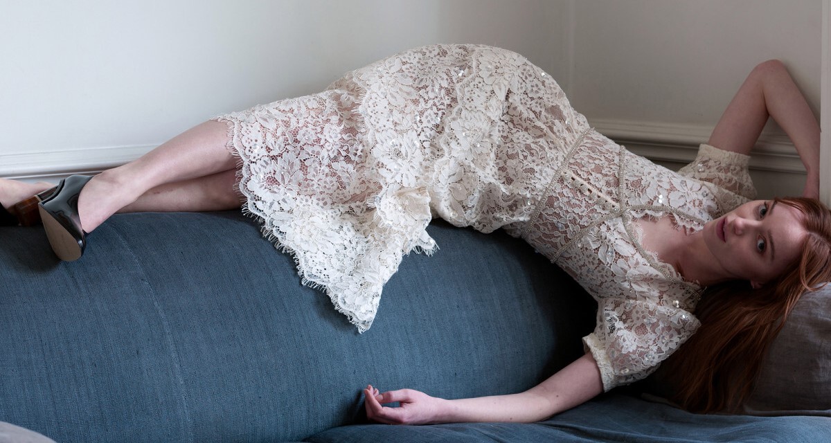 Mỹ nhân Phoebe Dynevor lần đầu làm mẫu ảnh