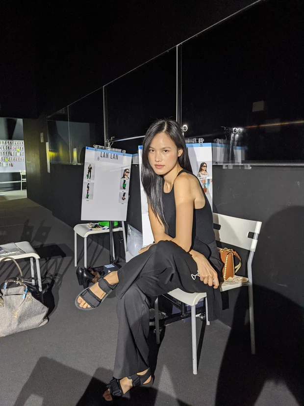 Mặc sàn diễn mưa ướt, Tuyết Lan vẫn tự tin sải bước trong show diễn của Louis Vuitton 