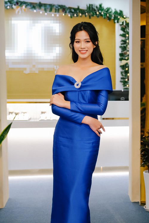Thời trang Hoa hậu Đỗ Thị Hà: Giản dị khi đi học, sang chảnh dự sự kiện  - Ảnh 11