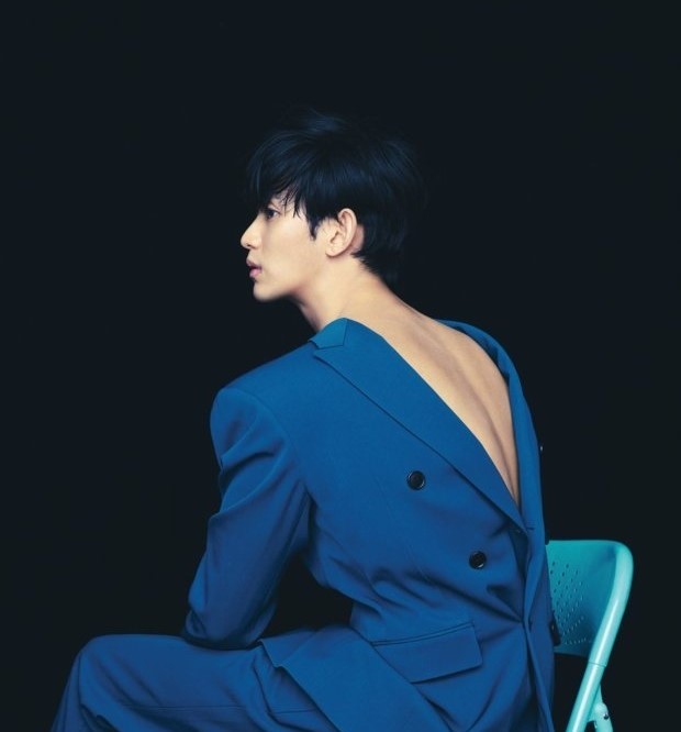 Kim Soo-hyun nam tính trên Vogue Hàn Quốc 