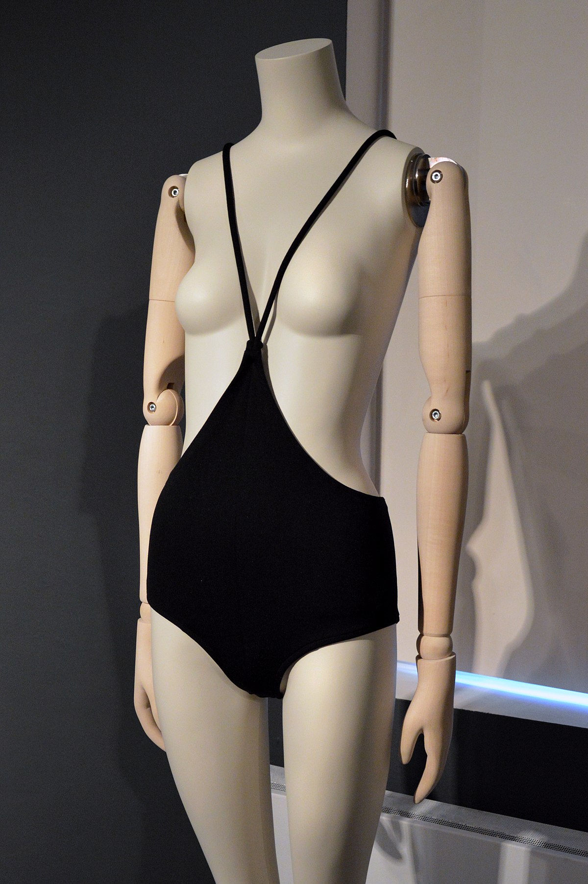Monokini được sáng tạo bởi Rudi Gernreich vào năm 1964, chỉ gồm một chiếc quần ngắn, bó sát phía dưới và hai dây mảnh, là bộ áo tắm ngực trần đầu tiên của phụ nữ. Nó là một chiếc quần được giữ chặt bằng dây mảnh thắt sau gáy.