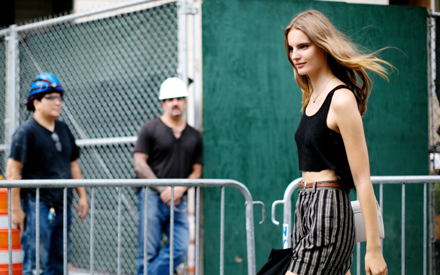 Tank Top là gì? Từ chiếc áo bơi đến item mùa hè không thể thiếu
