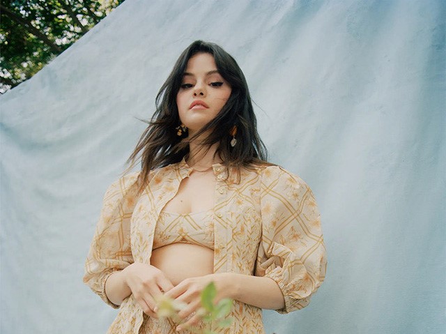 Selena Gomez và dàn sao ở nhà vẫn tích cực diện trang phục gợi cảm
