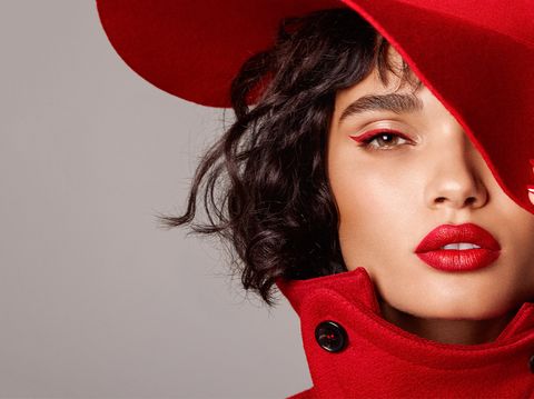 Nếu bạn buồn, hãy tô thêm son và tiếp tục chiến đấu!