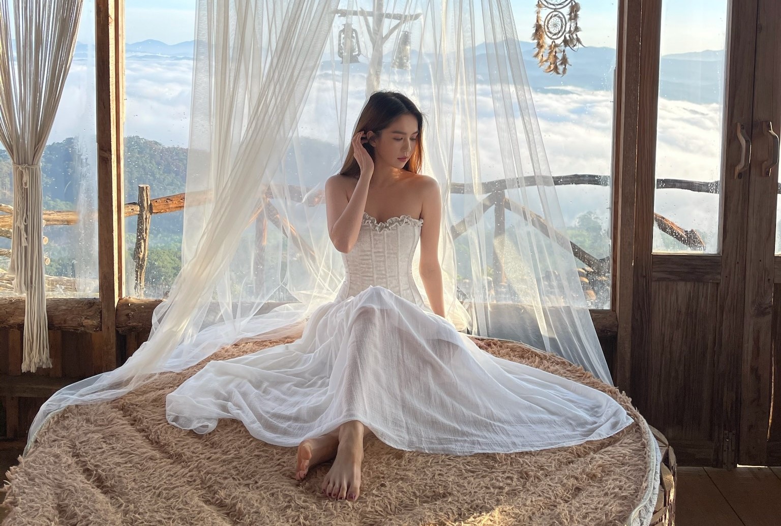 Ngọc Trinh có hàng loạt ảnh thời trang "vạn người mê" dù chỉ mới nửa tháng 4