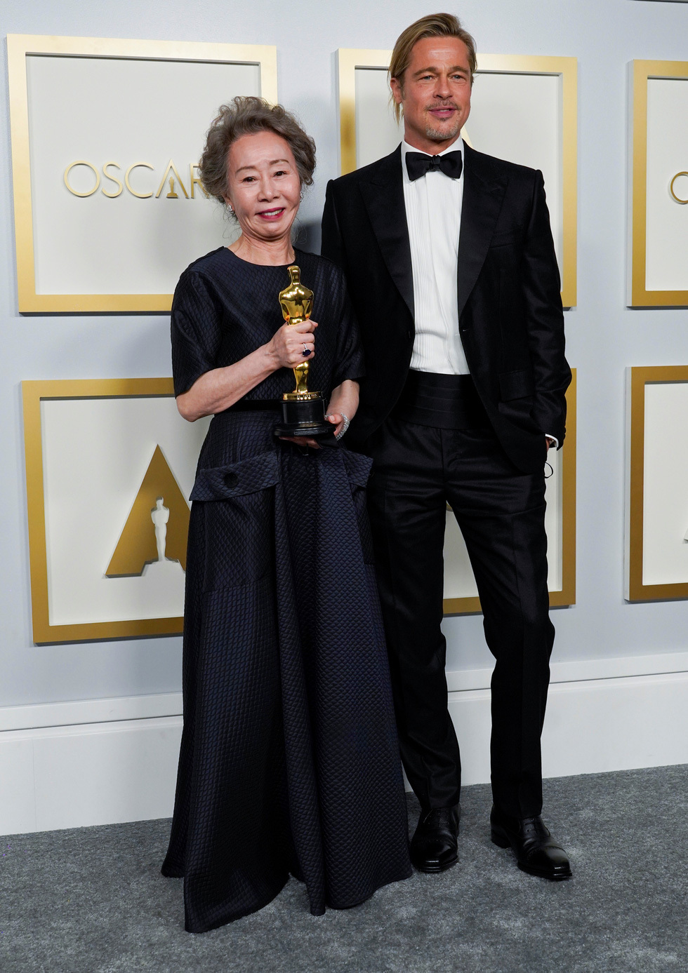 Youn Yuh Jung bên cạnh Brad Pitt - người đã trao tượng vàng cho bà.