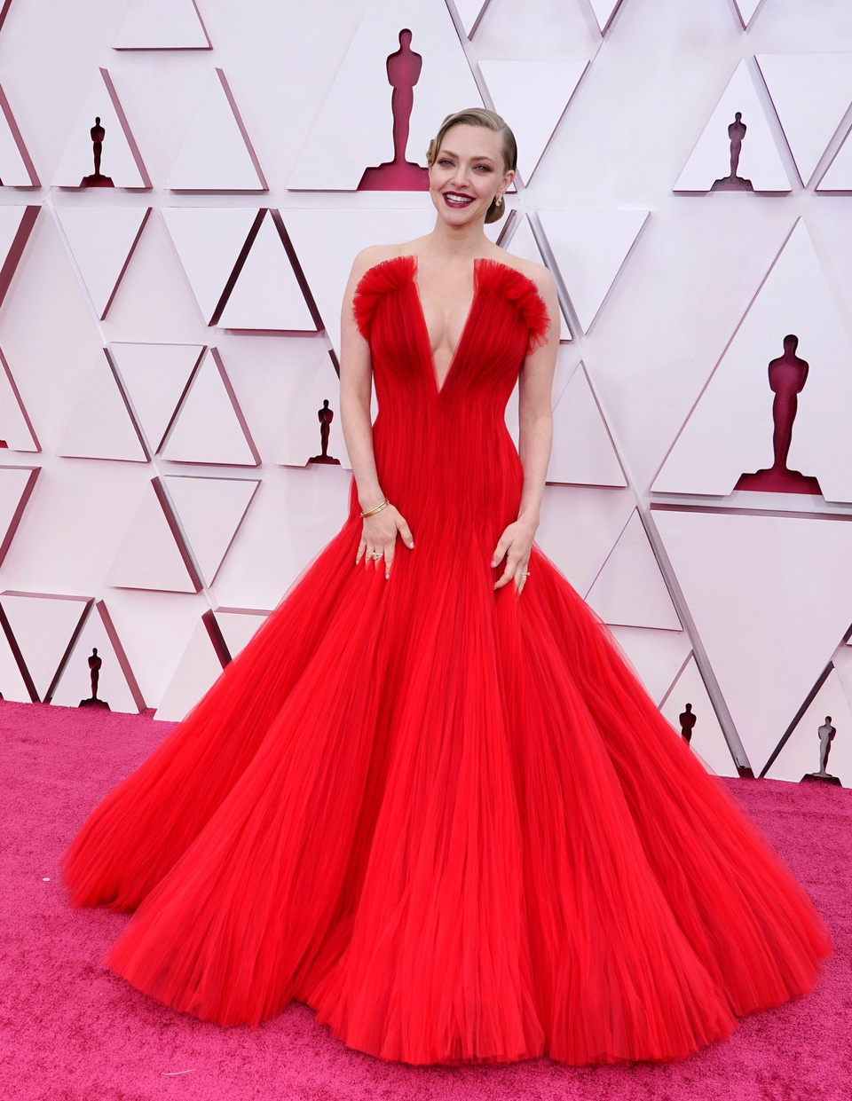 Không hổ danh là mỹ nhân hạng A Hollywood, Amanda Seyfried được bình chọn là một trong những ngôi sao mặc đẹp nhất Oscar năm nay. Cô diện váy đỏ xếp nếp tinh tế của nhà mốt Armani Privé. Năm nay, Seyfried tranh giải Nữ diễn viên phụ xuất sắc nhưng thất bại trước 'lão tướng' Hàn Quốc Youn Yuh Jung.
