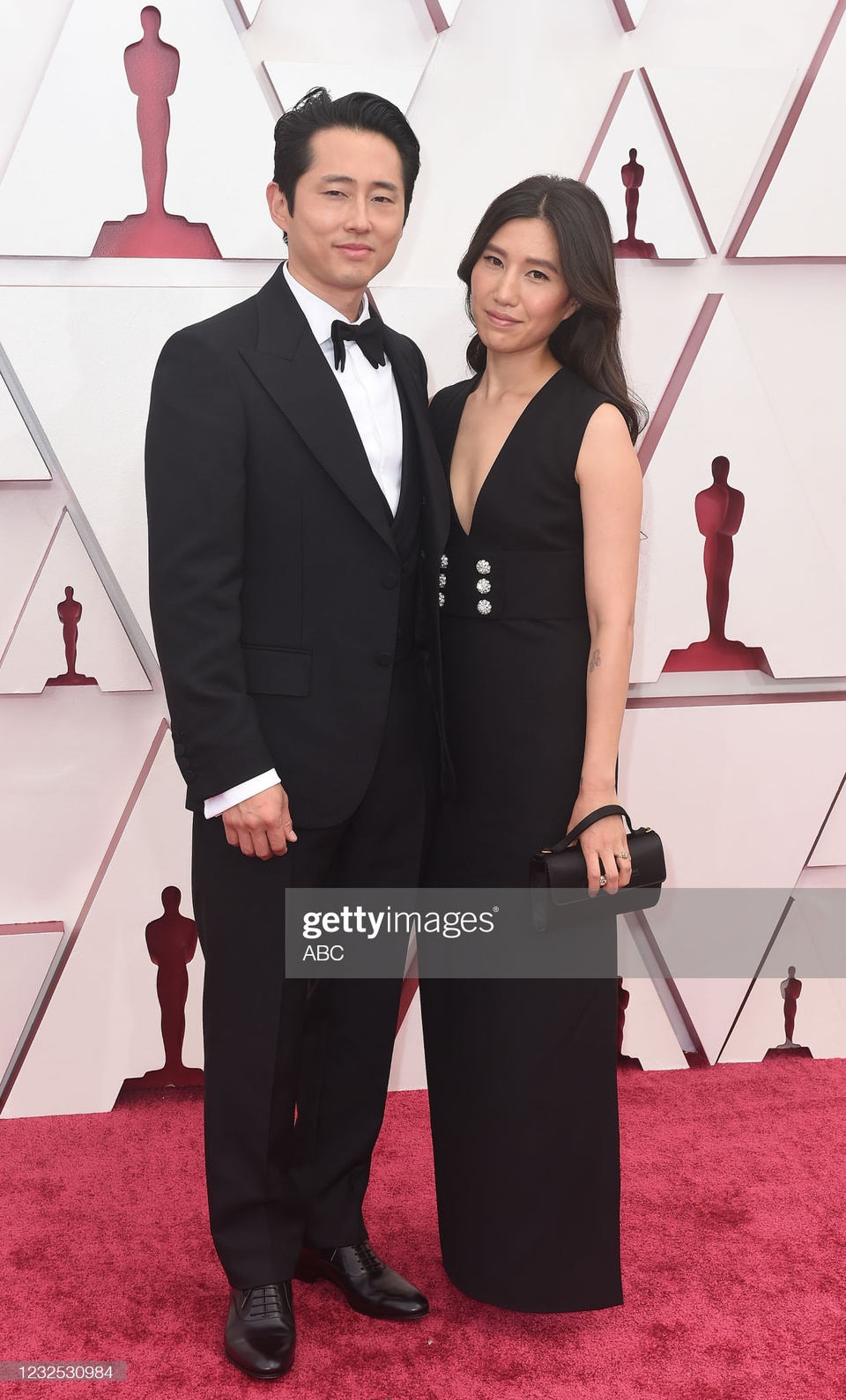 Năm nay tiếp tục là một cuộc tổng tấn công của người châu Á khi Steven Yeun được đề cử Nam diễn viên chính xuất sắc với vai diễn trong phim Minari. Trên thảm đỏ, anh còn xuất hiện cùng vợ Joanna Pak.