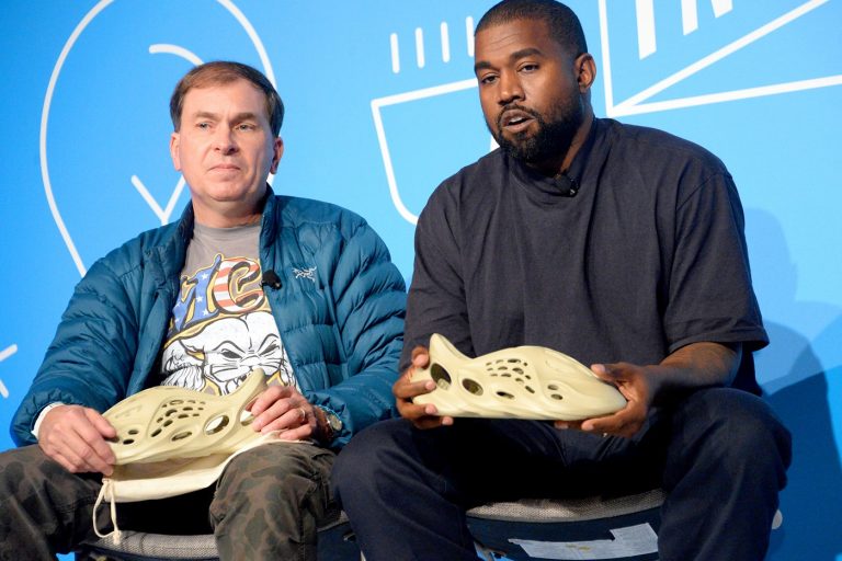 Ngoài ra, Kanye West cho biết thương hiệu của anh đang khám phá việc chuyển từ thuốc nhuộm có hại sang thuốc tự nhiên để tìm kiếm sự bền vững hơn.