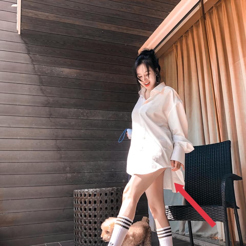 Trong những hình ảnh mới nhất cập nhật trên mạng xã hội, ở một góc ảnh được chụp từ dưới lên trên, 'Bà Tưng' Huyền Anh khiến người xem đỏ mặt vì ngỡ cô mặc... thiếu quần.