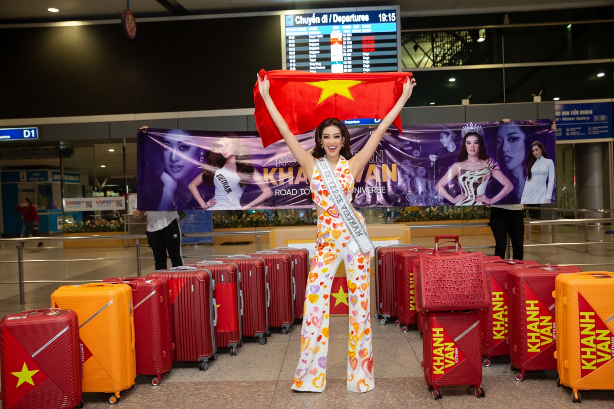 Ngay từ khi ra sân bay, Khánh Vân đã khiến nhiều khán giả 'cảm thán' khi mang theo đến 15 vali hành lý, tất đều dán Quốc kỳ Việt Nam.