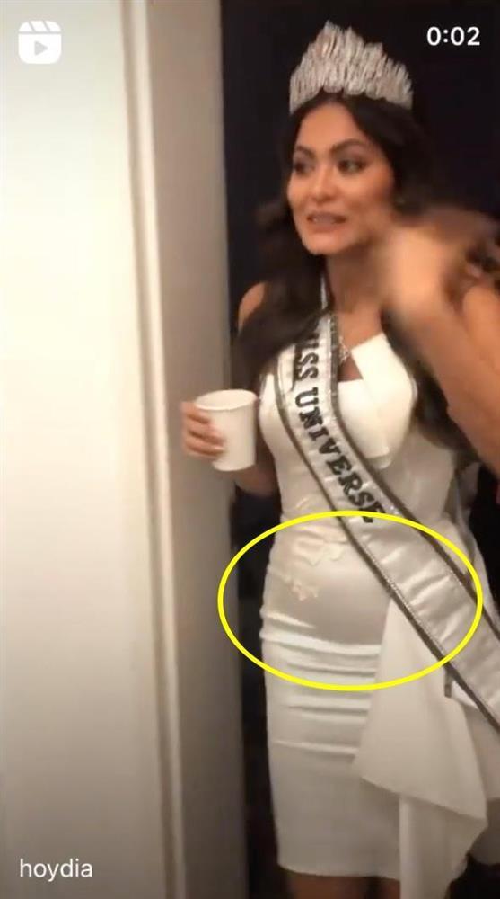 Miss Universe 2020 bị soi những khoảnh khắc bụng tròn xoe ngấn mỡ.