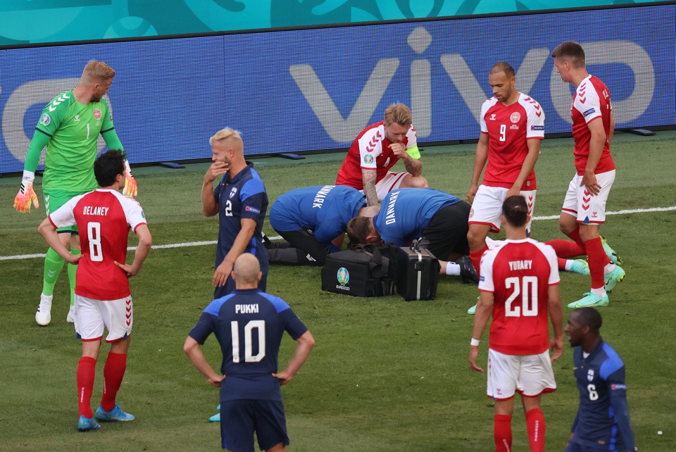 Nước mắt rơi trong ngày thi đấu thứ hai UEFA EURO 2020: Cả thế giới cầu nguyện cho tiền vệ Christian Eriksen.