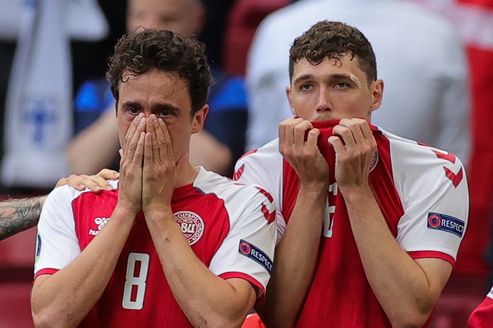 Nước mắt đàn ông đã rơi rất nhiều giọt! Tiền vệ Thomas Delaney và trung vệ Andreas Christensen không khống chế được cảm xúc.