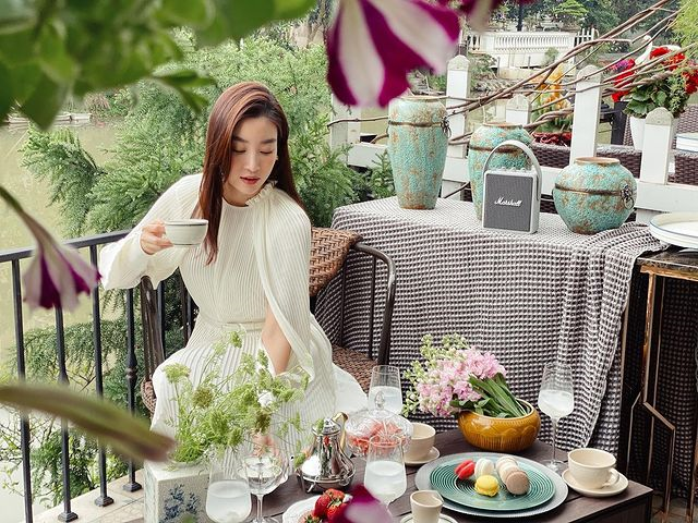 Vẻ dịu dàng của Hoa hậu Đỗ Mỹ Linh càng thêm mong manh nhờ màu sắc trang phục thanh nhã này