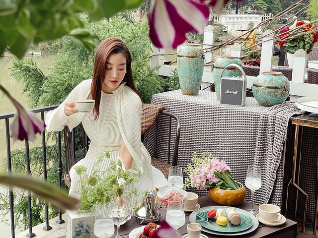 Một hình ảnh rất đẹp của Đỗ Mỹ Linh: Dịu dàng như nàng thơ với chiếc váy voan dập pli trong buổi trà chiều thơ mộng.