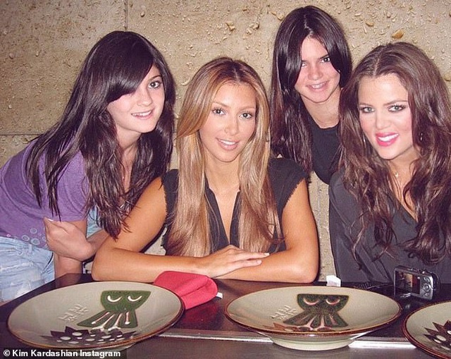 Kylie Jenner trong một bức ảnh cũ khi chụp cùng các người chị em của mình. Trong ảnh, cô là cô bé sở hữu đôi môi mỏng đứng ngoài cùng bên trái.