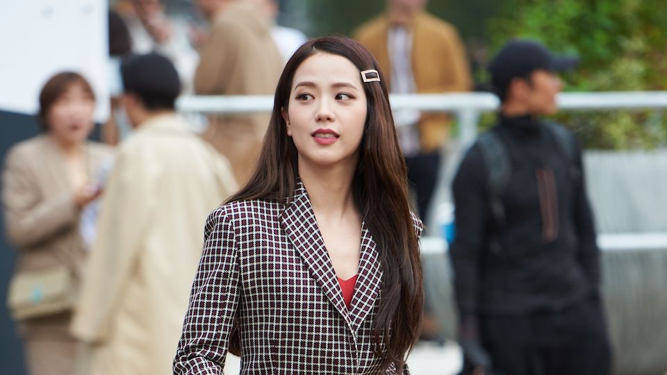 Jisoo (BLACKPINK) cứ nhuộm tóc màu trầm là nhan sắc lại thăng hạng “ầm ầm"