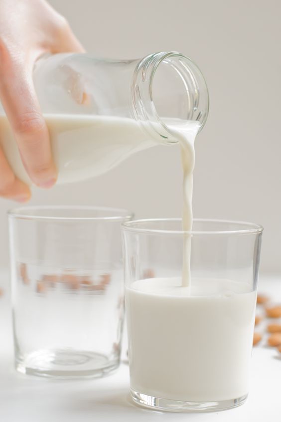 Protein có trong sữa giúp làm dịu mát da và acid lactic có tác dụng giảm ngứa ngáy, sưng tấy.