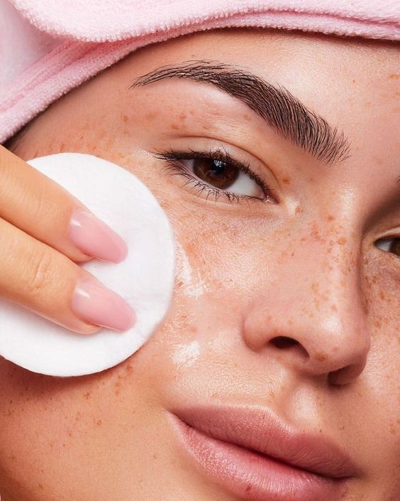Bên cạnh khả năng làm sạch da, dầu tẩy trang còn có công dụng dưỡng ẩm và nuôi dưỡng tế bào da khỏe mạnh.