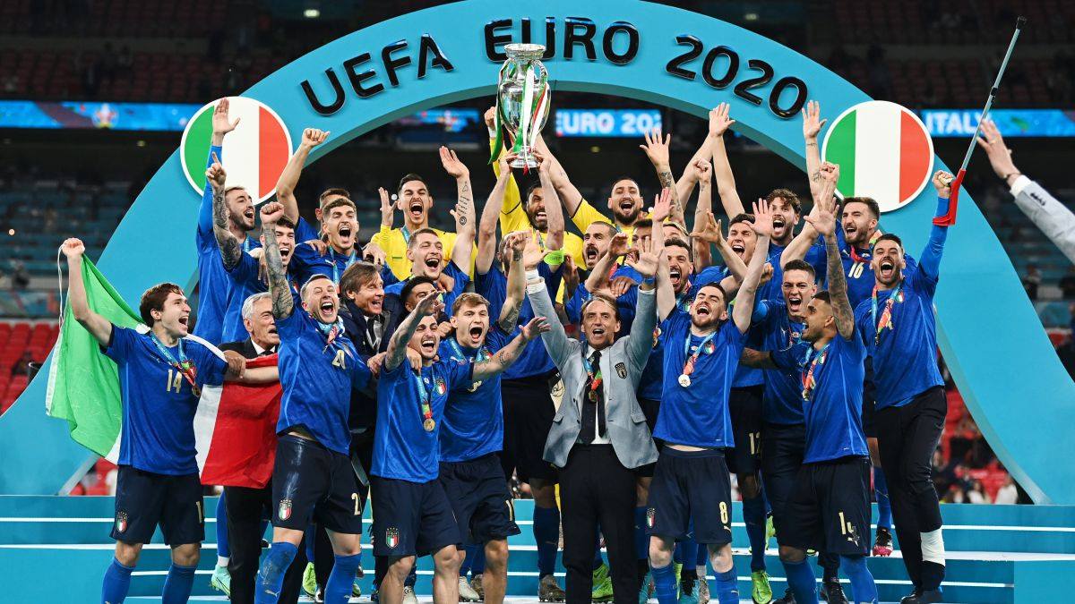 Áo bóng đá đắt nhất của các quốc gia từng chiến thắng tại Euro - Ảnh 1