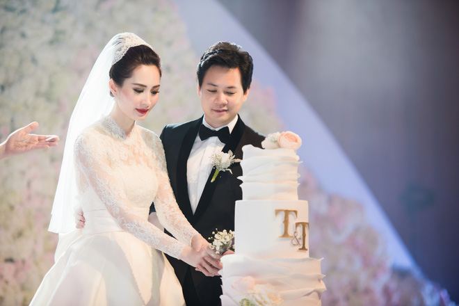 NTK Lê Thanh Hòa chia sẻ: 'Tôi vỡ oà khi thấy Thu Thảo mặc váy cưới của mình'.