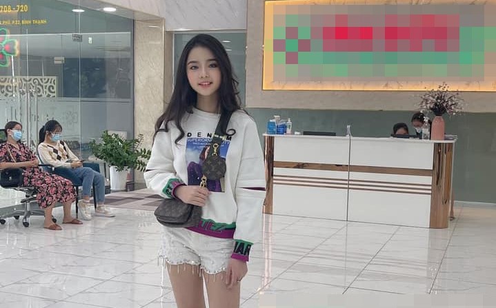 Ái nữ ít biết nhà Bằng Kiều sành điệu, đi niềng răng cũng xách túi nghìn đô