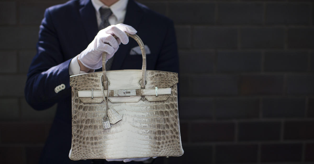 Túi Hermès da ca sấu bạch tạng là một trong những chiếc túi khó mua nhất trên thế giới.