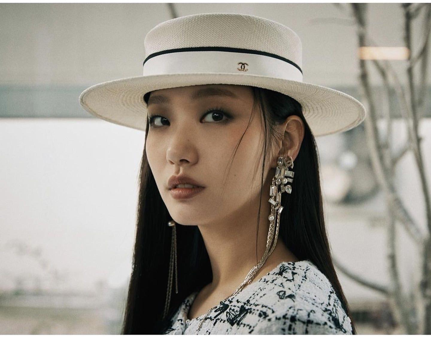 Kim Go Eun nhan sắc chuẩn mẫu, ma mị trên bìa tạp chí Dazed Korea - Ảnh 1