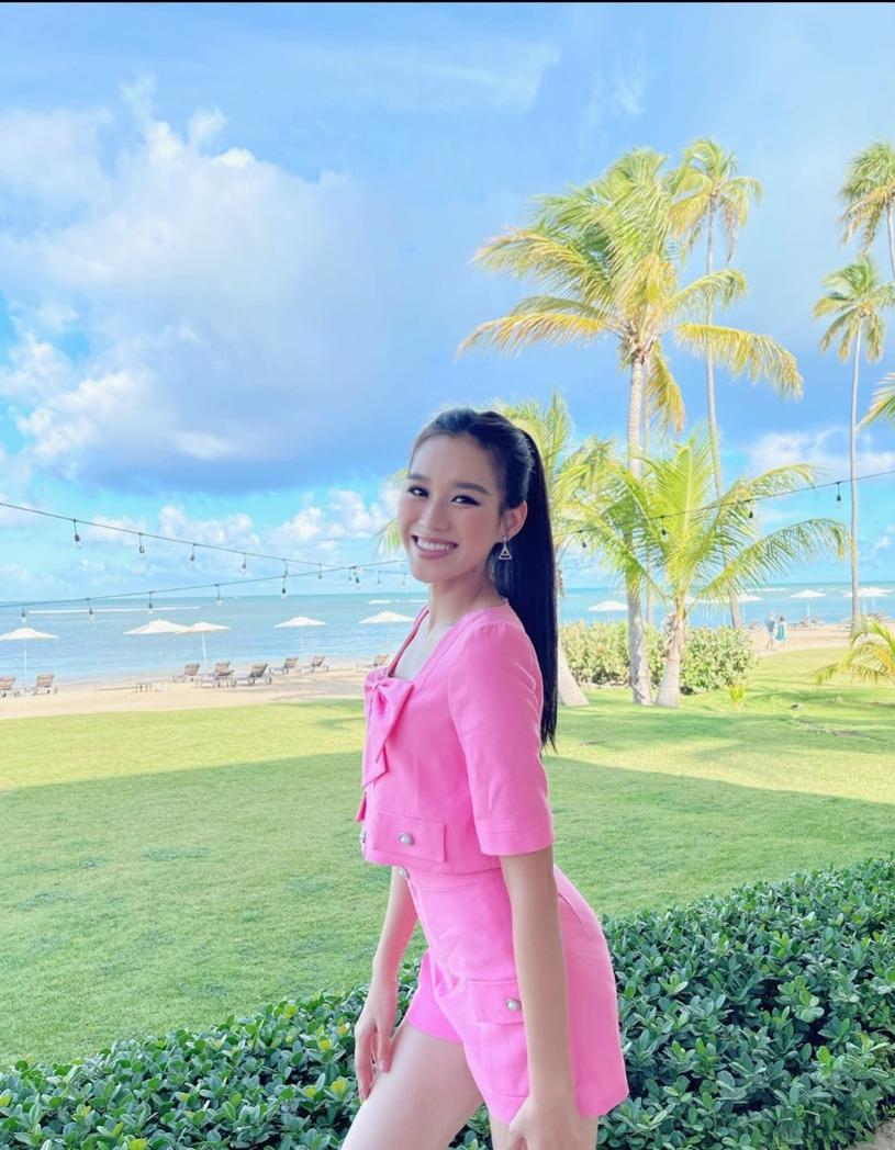 Đỗ Thị Hà set tweed hồng trong ngày ra mắt tại Miss World 2021.