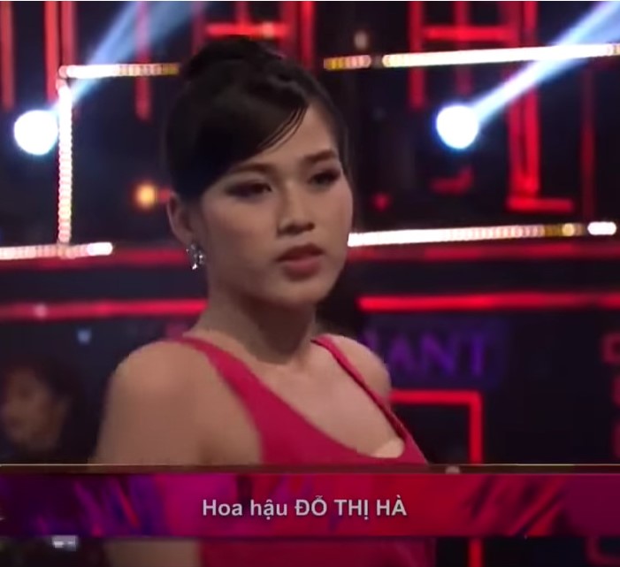 Trong một sự kiện được truyền hình trực tiếp của Đài truyền hình Việt Nam, Đỗ Thị Hà mặc chiếc váy có phần ngực quá rộng, cổ quá sâu nên đã lộ miếng dán ngực ngay trên sóng truyền hình.