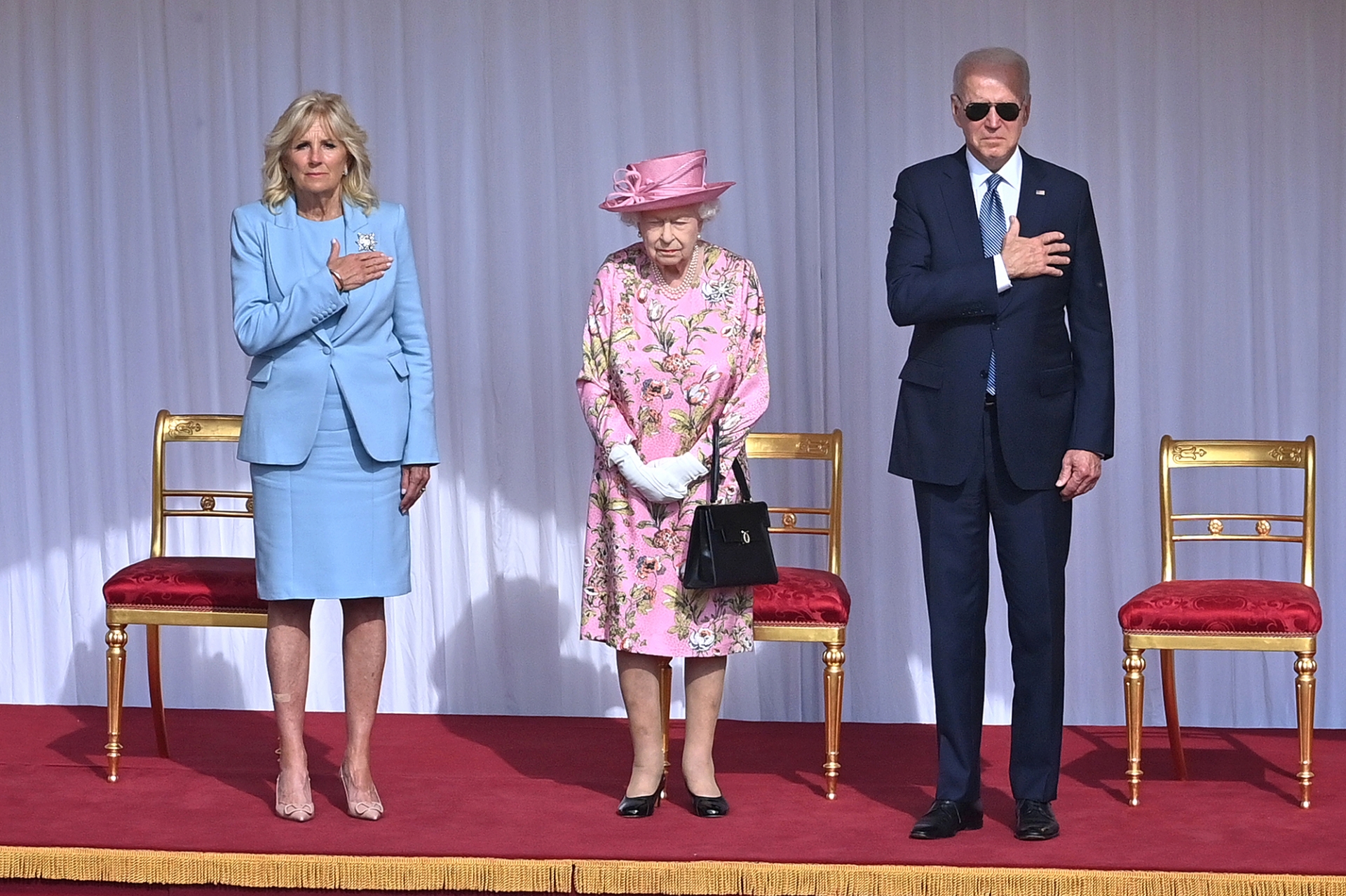 Mới nhất, mặc dù Jill Biden ăn mặc như thể không liên quan đến Nữ hoàng Anh nhưng nếu nhìn kỹ có thể thấy hoạ tiết trên váy Nữ hoàng có sự tương đồng nhất định với váy của bà Jill lẫn cà vạt của Tổng thống Biden.