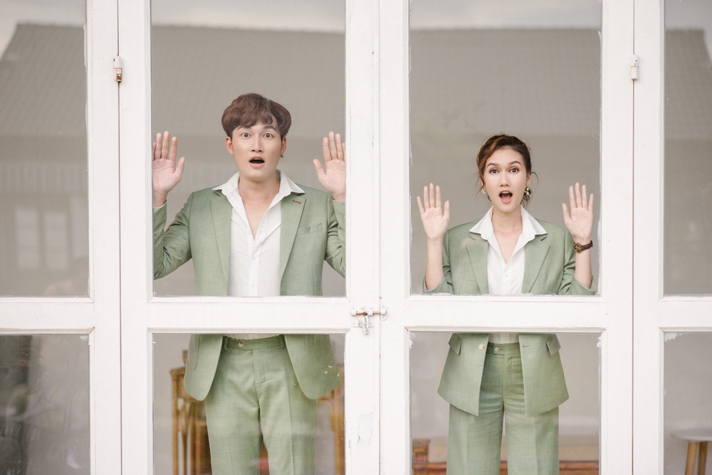 Diện đồ đôi đẹp như cặp đôi "phi công trẻ lái máy bay bà già" Đình Tú - Hương Giang