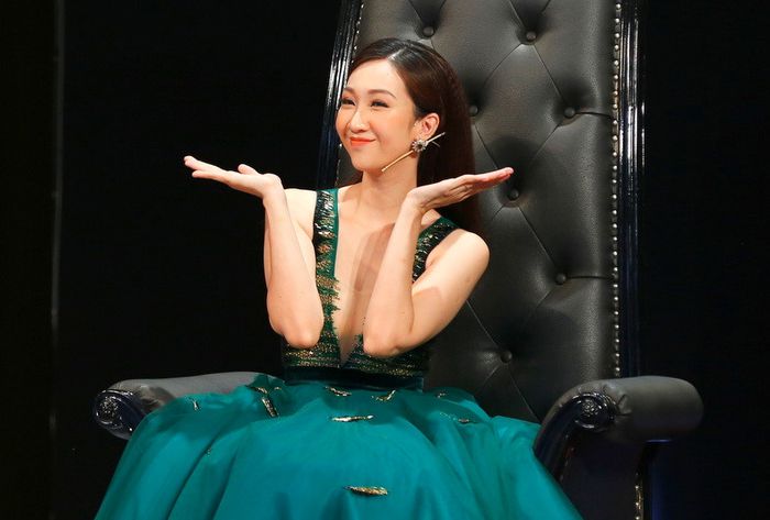 Trước tin đồn làm "tiểu tam", Lều Phương Anh không ngại khoe vòng 1 trên sóng truyền hình