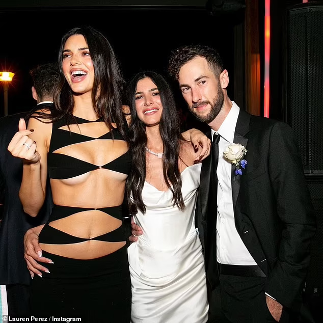Mới đây, Kendall bị chỉ trích vì ăn mặc hớ hênh trong đám cưới bạn thân. Bộ trang phục bị đánh giá là 'làm lố' và gây chú ý một cách lố bịch.