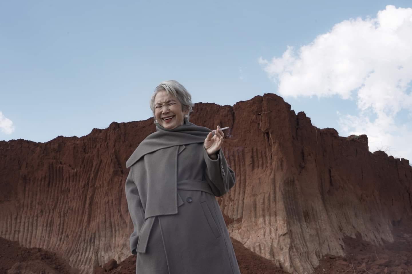 Bà nội 77 tuổi được cháu trai tặng bộ ảnh thời trang chất lừ như bìa tạp chí