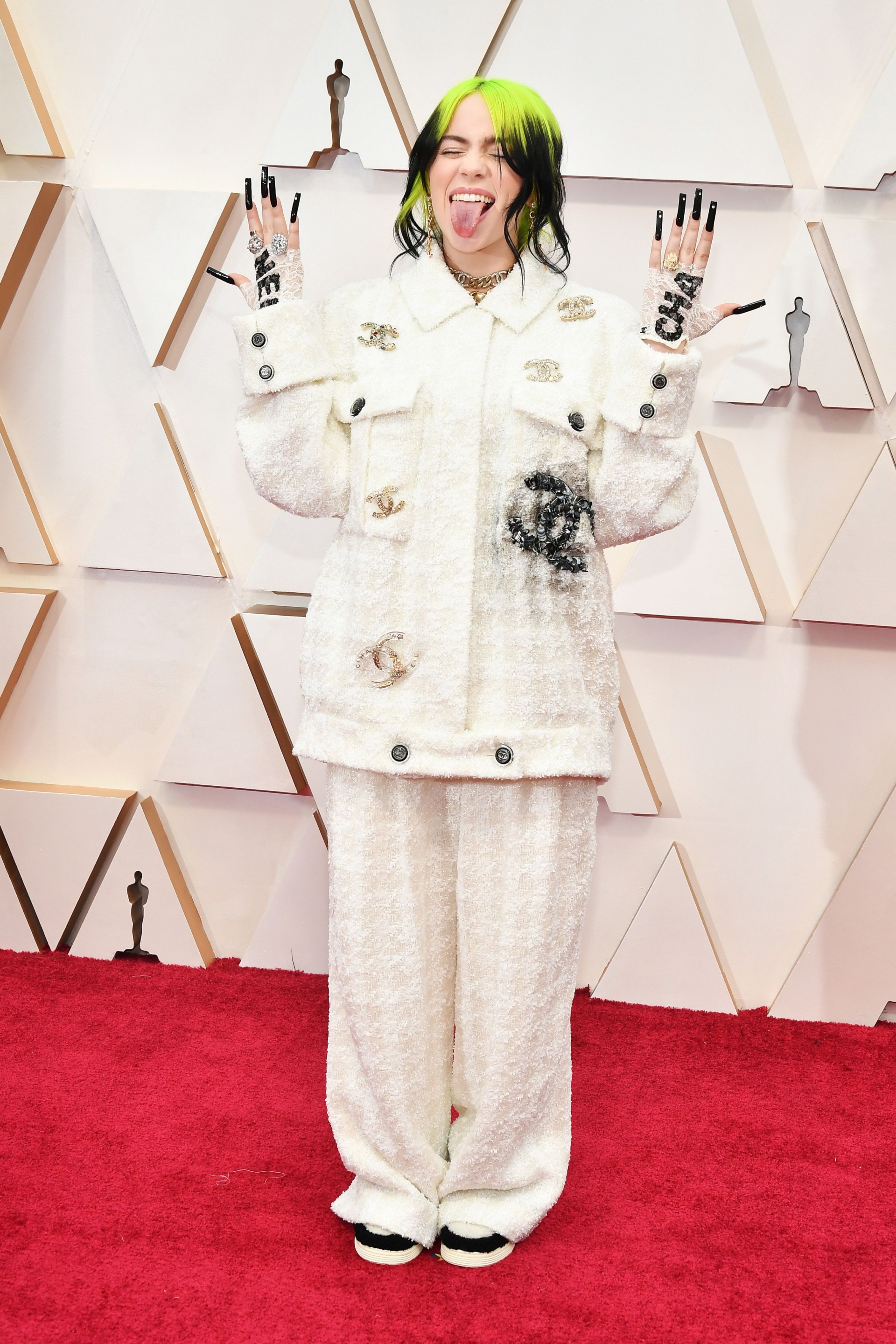 Billie Eilish diện set tweed trắng của Chanel đến Oscars 2020.