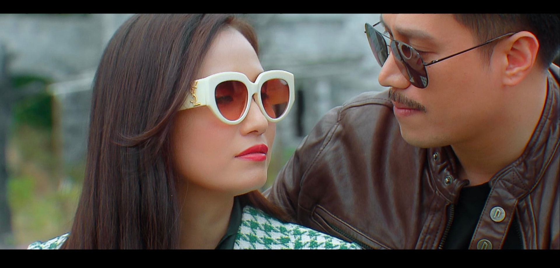 Không thể phủ nhận sự tâm huyết của Lã Thanh Huyền dành cho vai diễn. Trong ảnh, cô đeo kính YSL đắt đỏ.