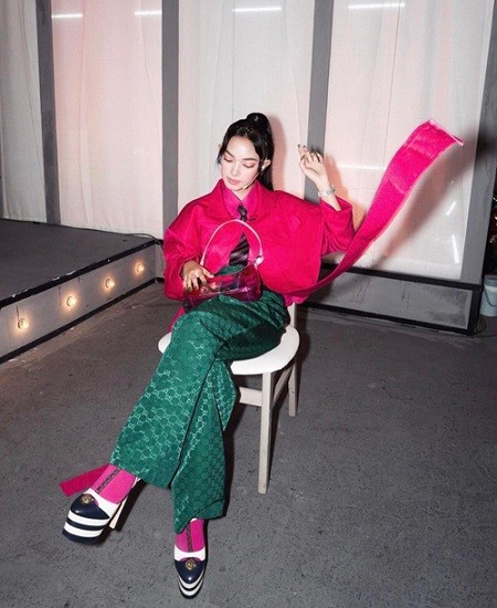 Fashionista Châu Bùi thể hiện đẳng cấp thời trang với áo khoác hồng croptop, kết hợp với quần màu xanh cổ vịt cũng là một tư duy thú vị, tạo sự ấn tượng.