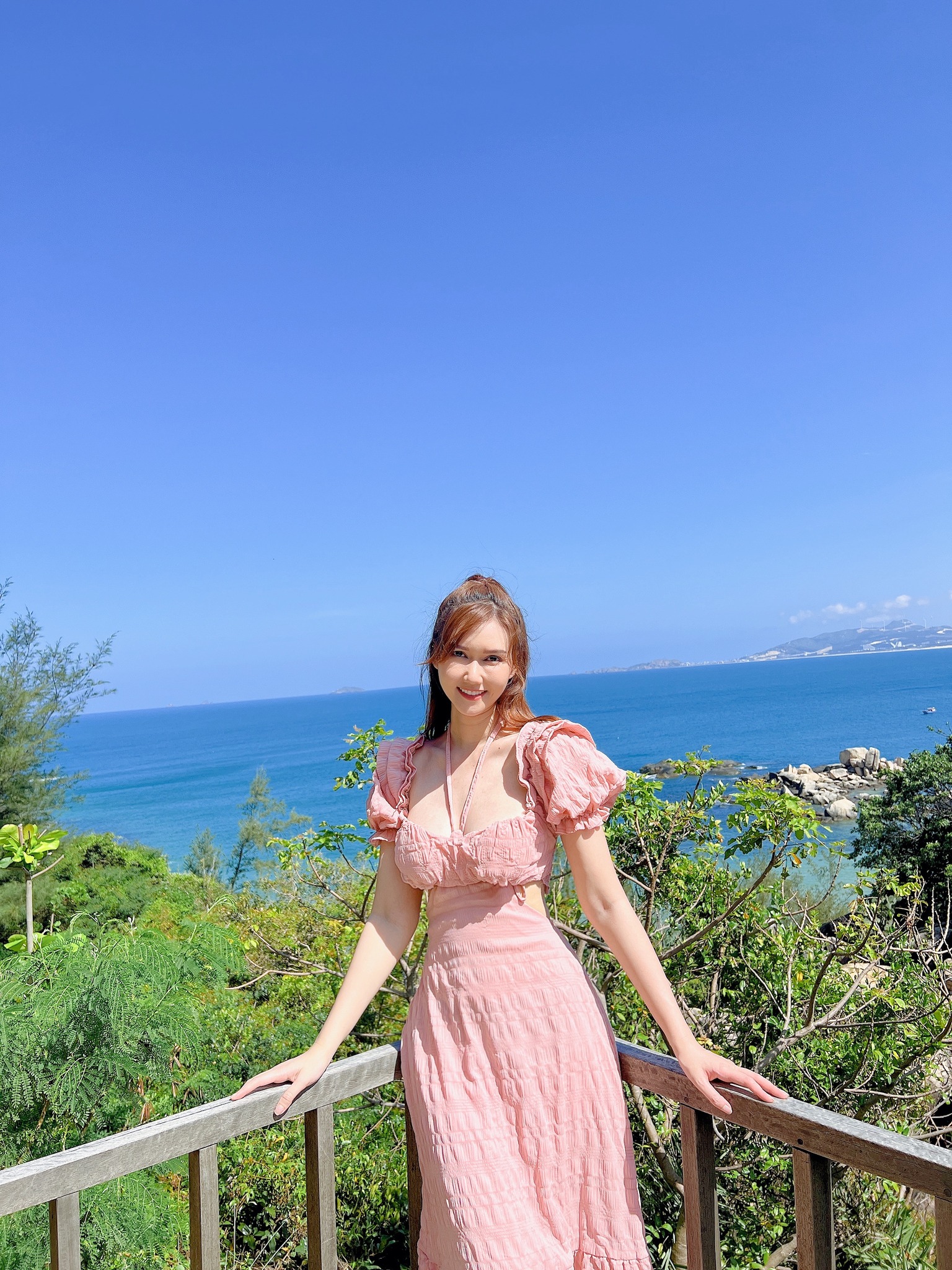 Hương Giang đặc biệt yêu thích những chiếc váy dài màu hồng hoặc hoa nhí nền hồng. Màu sắc này cũng rất phù hợp với vẻ ngoài yểu điệu, nữ tính của nữ diễn viên.