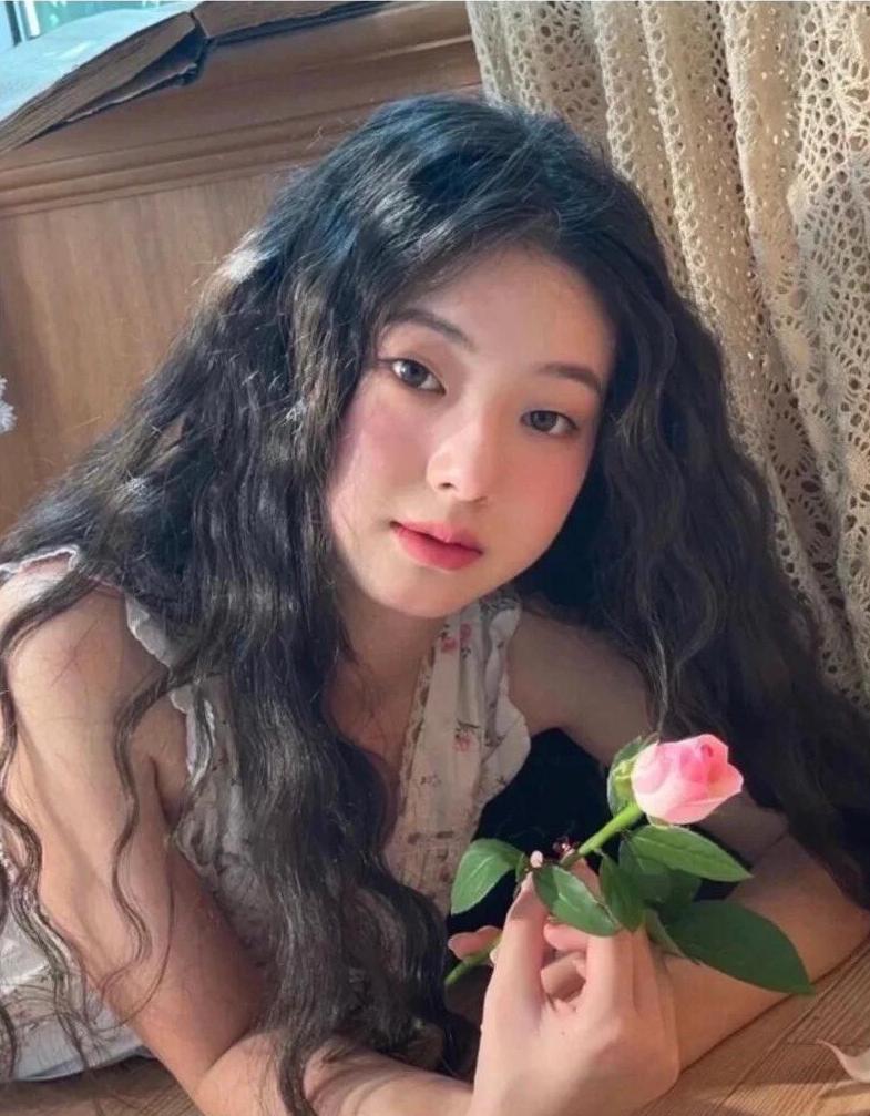 Tóc gợn sóng nhỏ - Kiểu tóc sang chảnh gây sốt trở lại - Ảnh 1