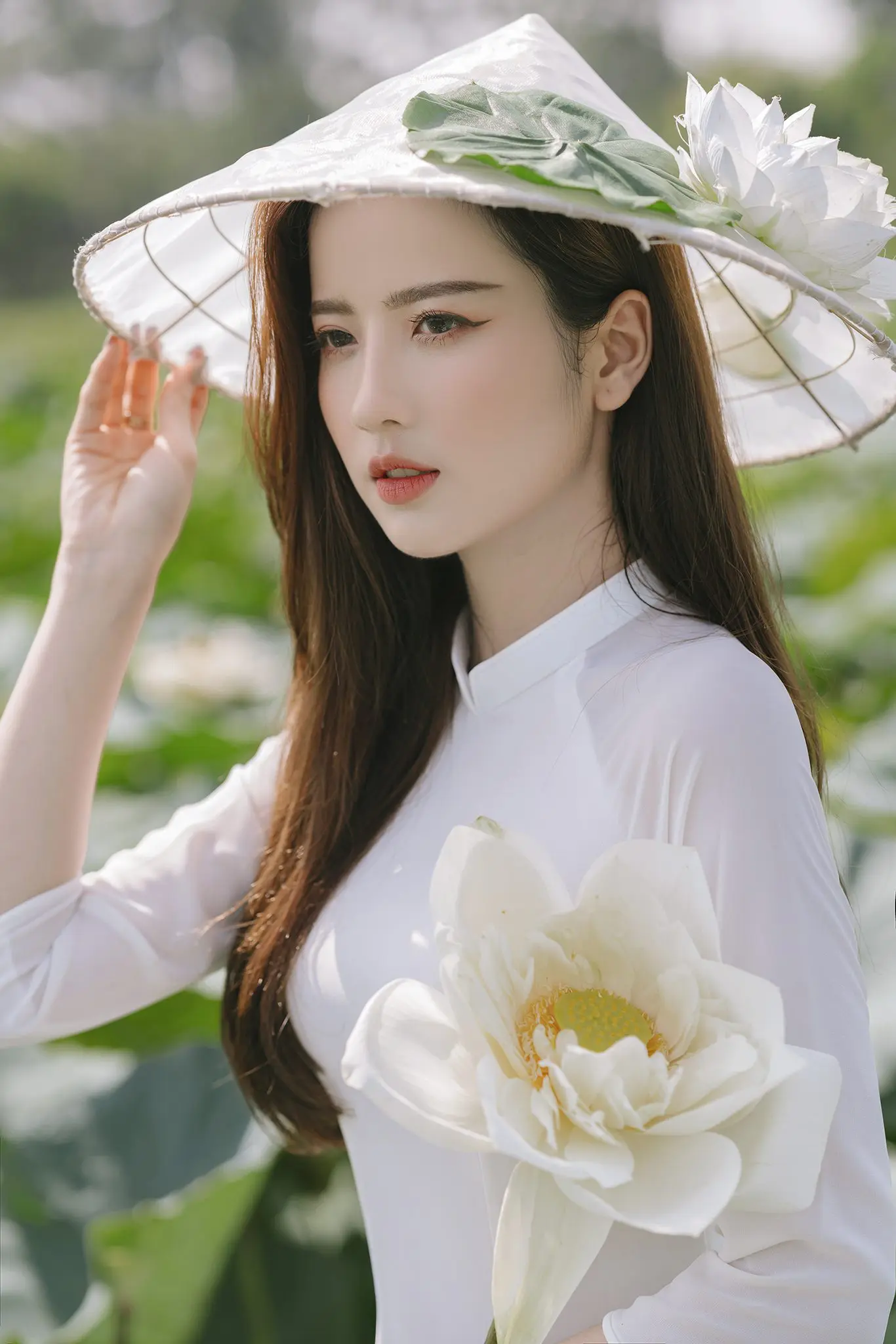 Tháng 6 mùa sen: Chụp ảnh hồ sen mặc gì đẹp? Những thảm họa trang phục hồ sen bạn nữ nên tránh  - Ảnh 1