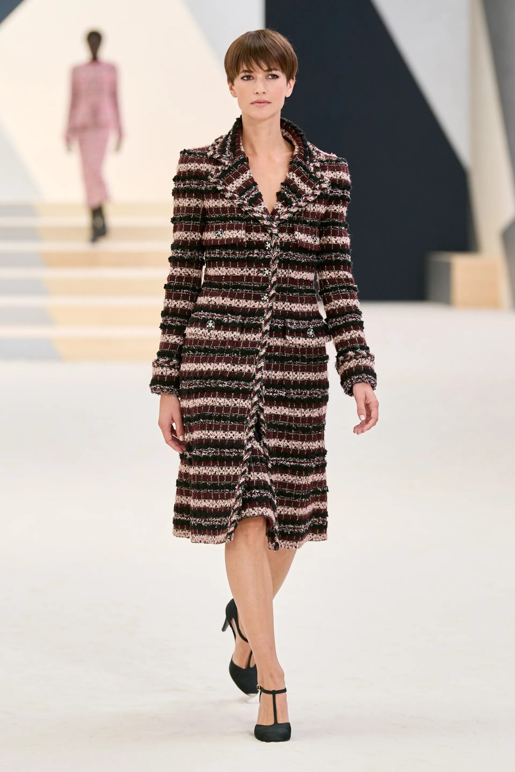 Chanel: Khi thời trang thanh lịch và tao nhã chiếm lĩnh xu hướng mùa đông - Ảnh 5