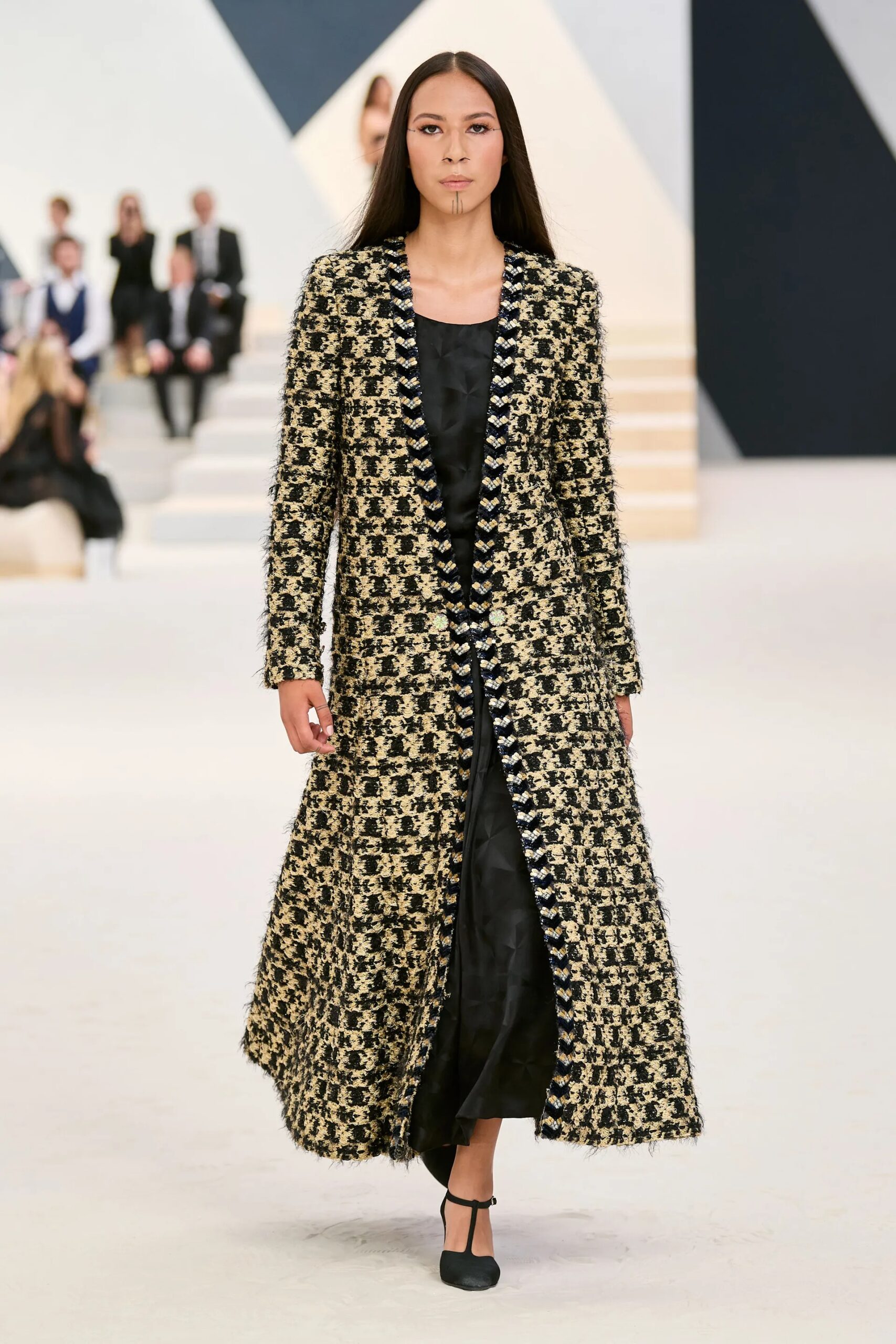 Chanel: Khi thời trang thanh lịch và tao nhã chiếm lĩnh xu hướng mùa đông - Ảnh 6