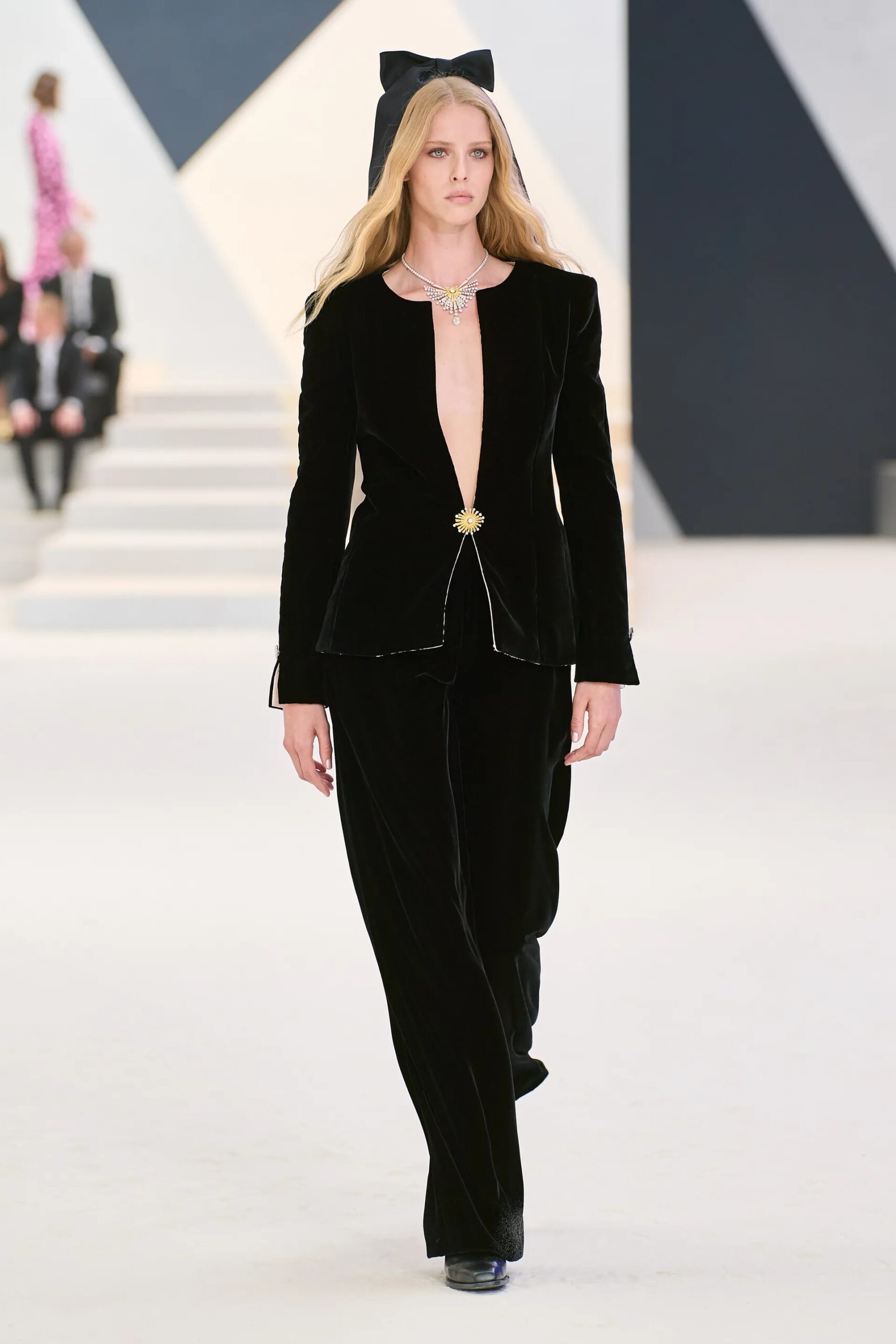 Chanel: Khi thời trang thanh lịch và tao nhã chiếm lĩnh xu hướng mùa đông - Ảnh 7