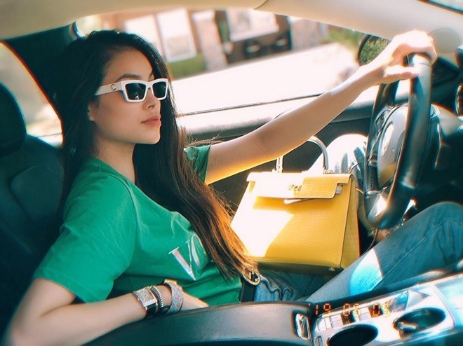 Khoe đồ hiệu choáng ngợp ở trời Tây nhưng về nước Phạm Hương chỉ diện lại đồ cũ - Ảnh 2